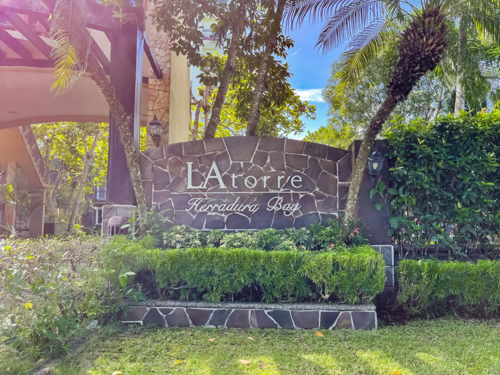 La Torre Herradura Bay main entrance